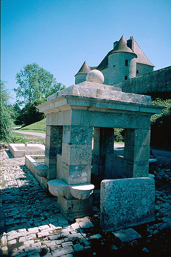 Vue de la fontaine, de ses deux bassins et du château depuis le sud-est.