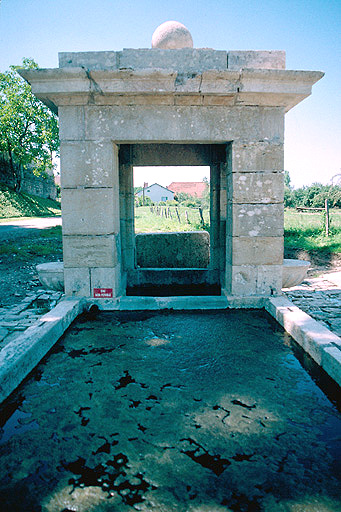 Fontaine et bassin d'abreuvoir.