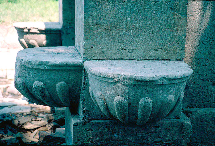 Fontaine : détail des consoles.