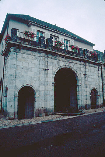 Façade sur rue à l'ouest.