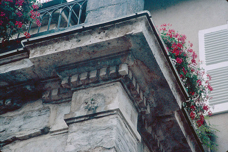 Façade ouest : détail de l'entablement à l'angle sud.