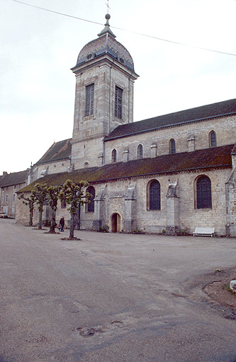 Clocher et bas-côté sud.