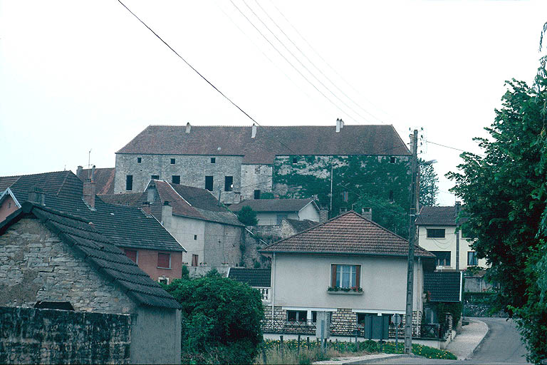 Vue lointaine depuis l'est.