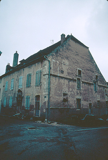 Vue d'ensemble depuis la place de l'église.