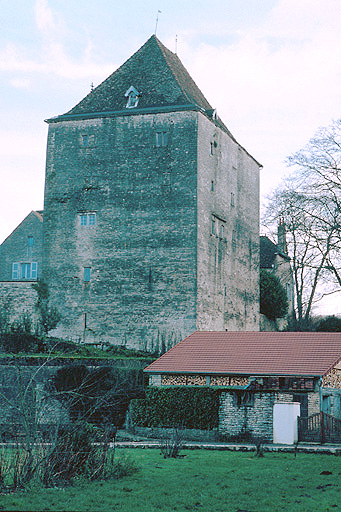 Vue lointaine depuis l'est.