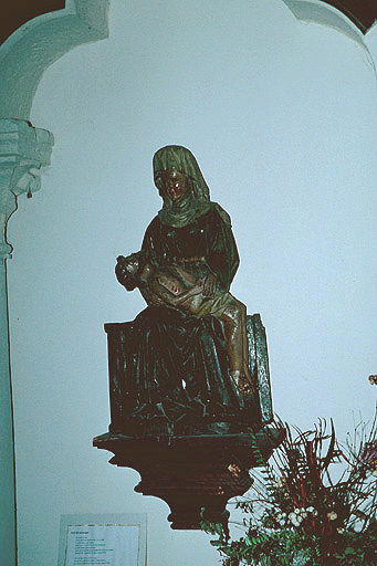 Vierge de pitié : statue.