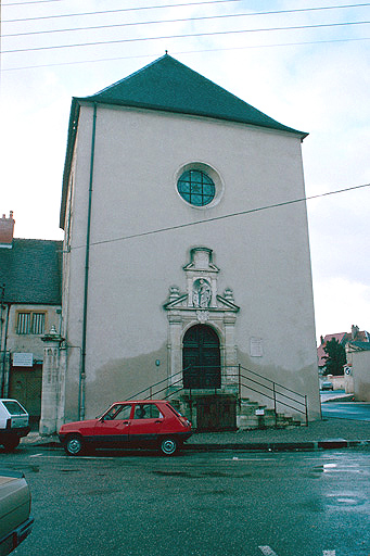 Chapelle vue depuis la rue des Casernes au nord.