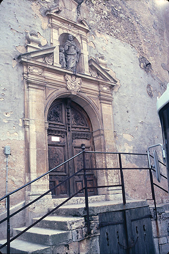 Chapelle : détail du portail au nord.