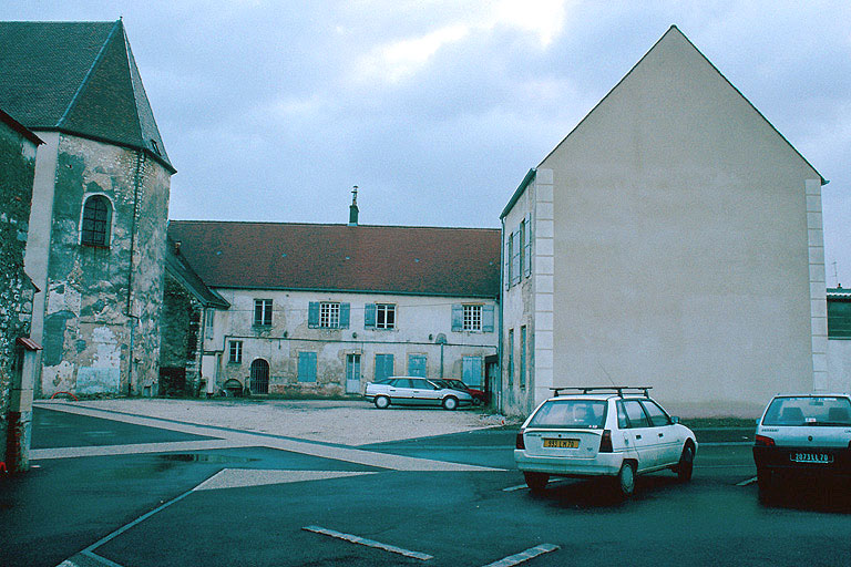 Cour et bâtiments conventuels vus depuis l'ouest.