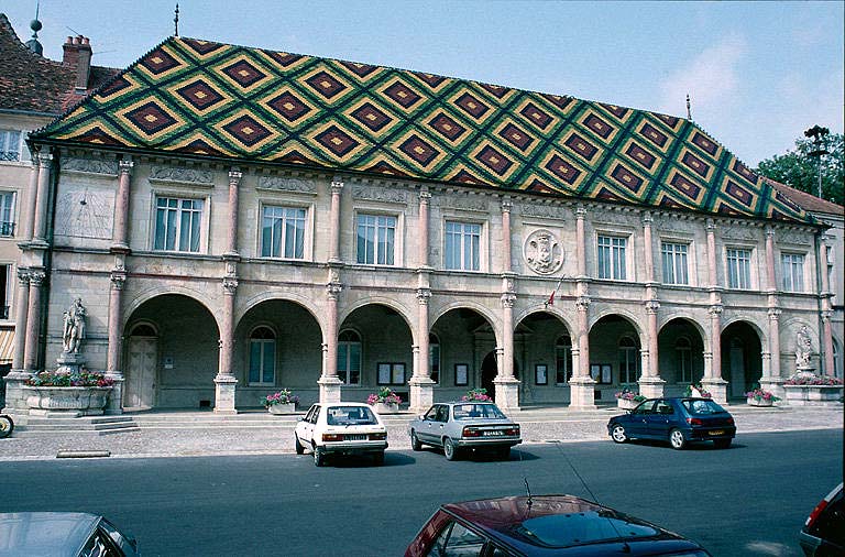 Façade sur la place au sud.