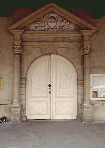 Porte principale au sud.