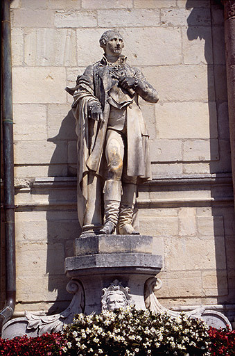 Fontaine ouest : statue de Devosge.