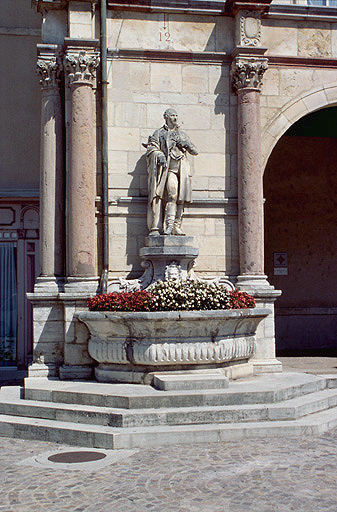 Fontaine Devosge : vue d'ensemble.