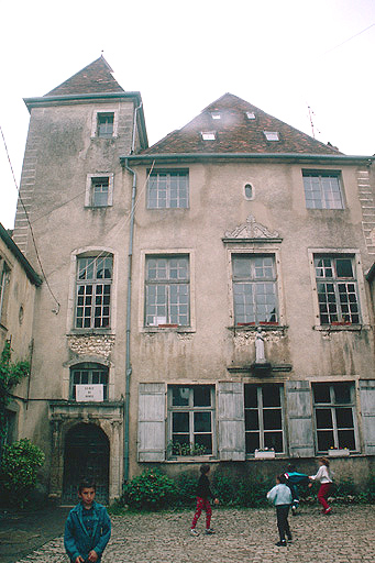 Corps de logis : façade sur cour au sud.