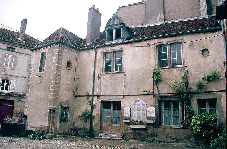 Logis : façade est.