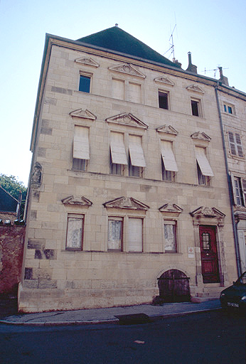 Façade sur la rue de l'église à l'ouest.