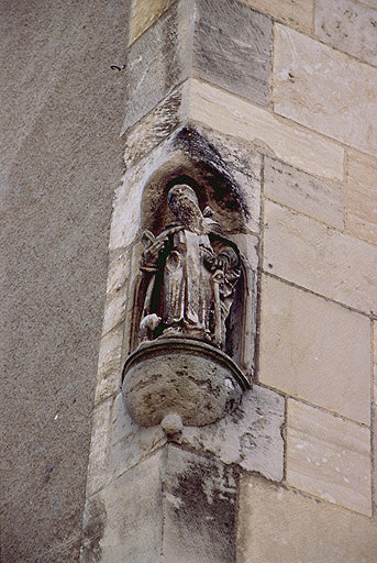 Niche et statuette à l'angle nord-ouest.