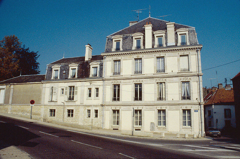 Façade sur la Grande-Rue à l'est.