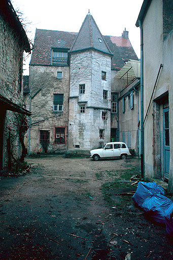 Logis et tour d'escalier depuis la cour.