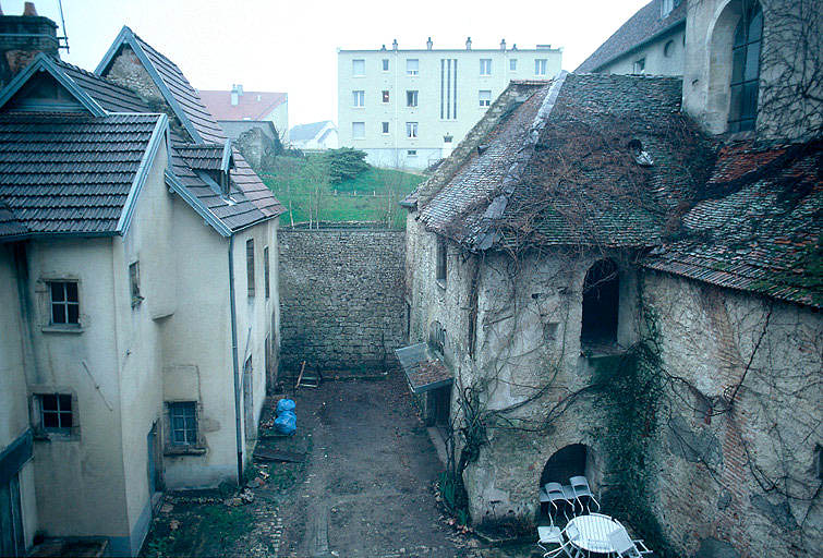 Cour vue depuis le corps de logis.