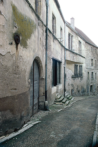 Façade principale vue depuis la rue au sud.