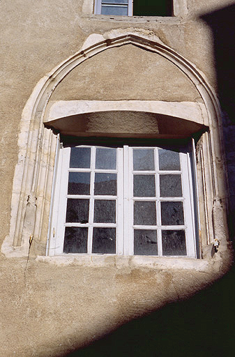 Façade sur rue : baie à l'étage.