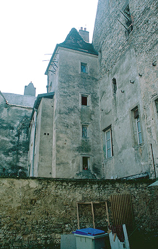 Façade sur cour : tour d'escalier.