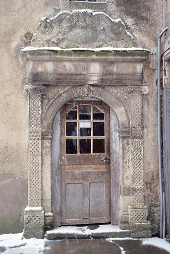 Porte de la tour d'escalier sur cour.