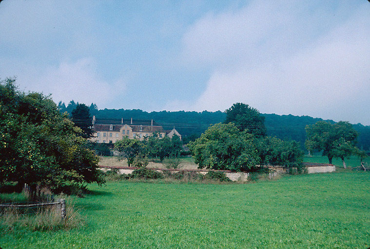 Vue lointaine depuis l'est.