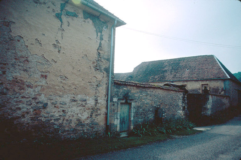 Entrée de la cour à l'ouest.