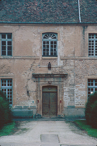 Corps de bâtiment est, porte dans la cour ouest.