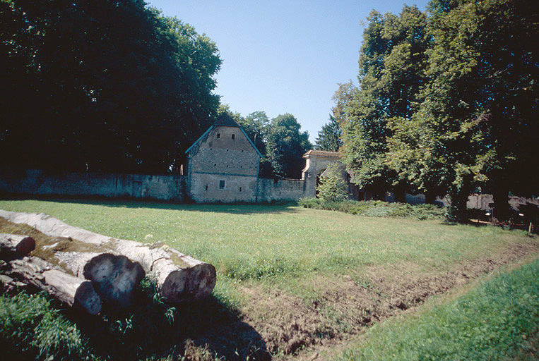 Portail, porte et bâtiments de communs à l'est.