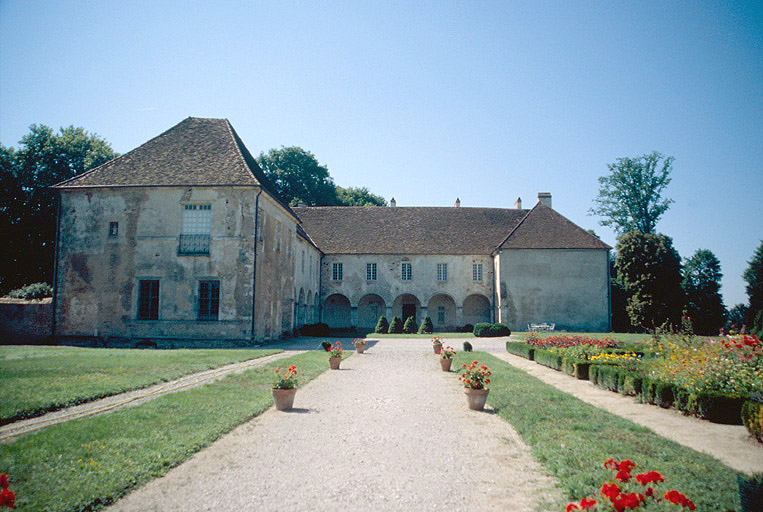 Bâtiment conventuel et cloître vus depuis l'entrée au nord.