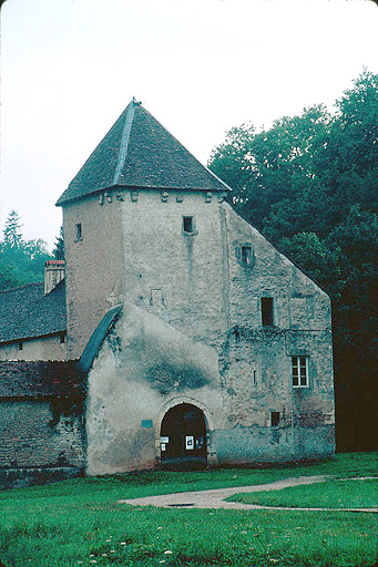 Tour-porche au nord.