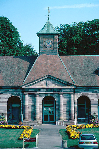 Corps de bâtiment principal : pavillon central au sud.