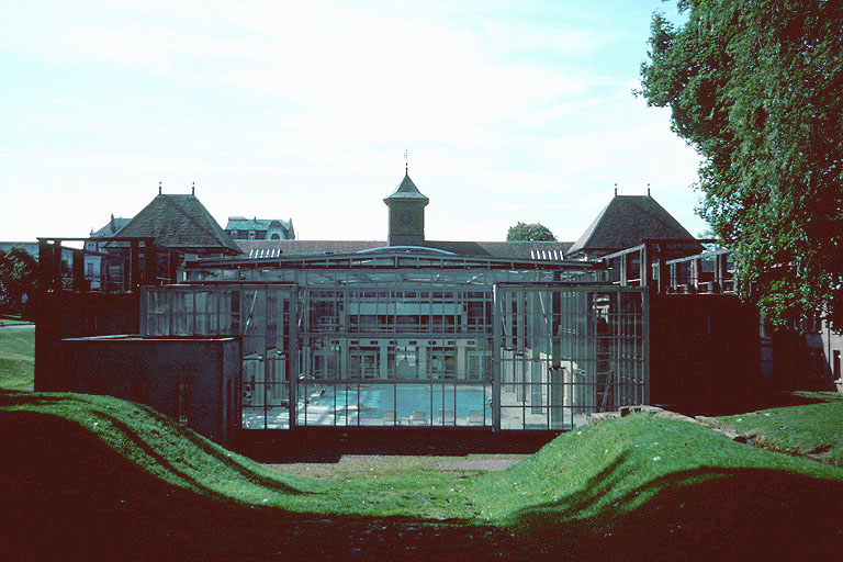 Piscine au nord.