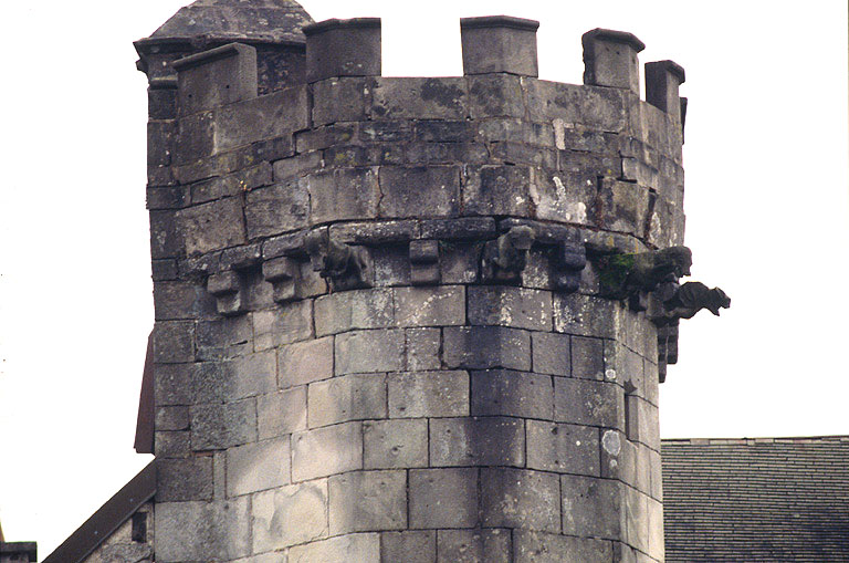 Couronnement de la tour d'escalier à l'ouest.