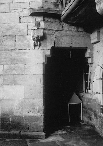 Entrée de la tour d'escalier à l'ouest.