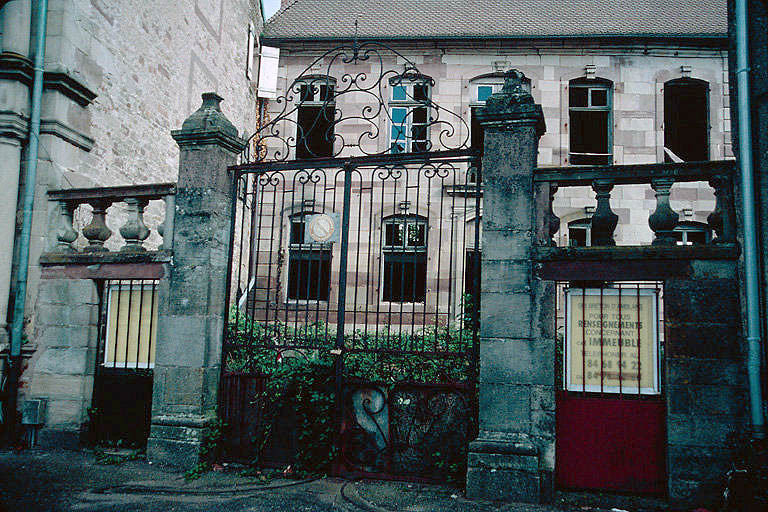 Grille à l'entrée au sud.