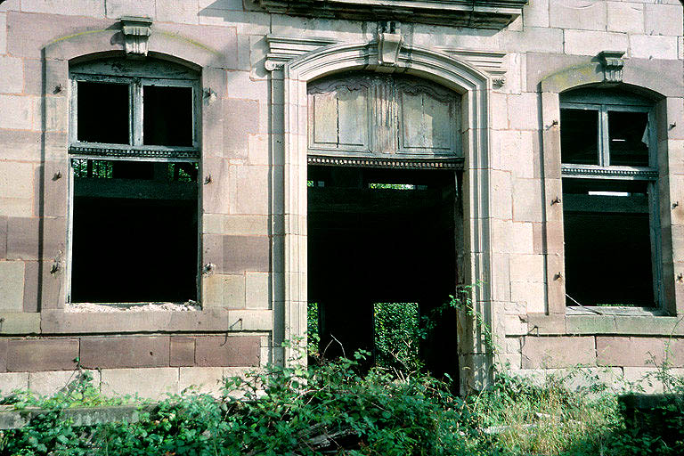 Façade sud détail des baies au rez-de-chaussée.