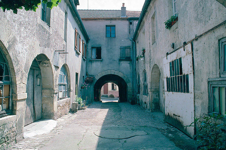 Cour interieure et arcades.