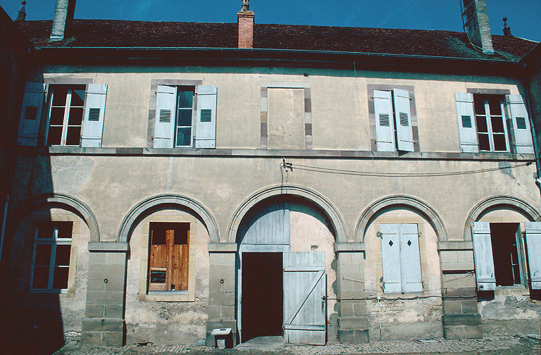 Corps de bâtiment principal : façade sur cour.