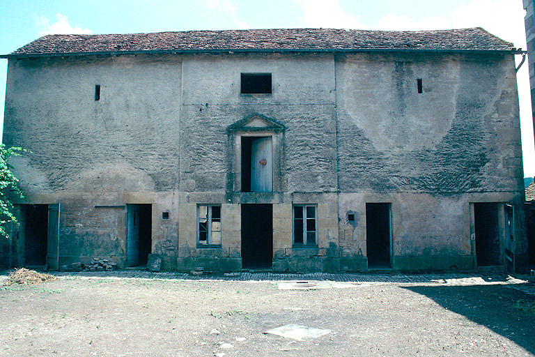 Prison et grenier au fond de la cour à l'est.