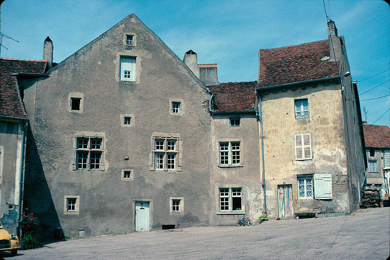 Vue d'ensemble de la façade est.