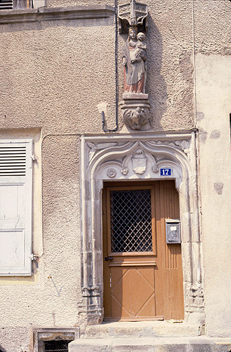 Façade sur rue : détail de la porte et de la statue.