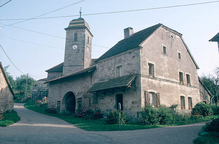 Clocher vu du centre du village à l'ouest.