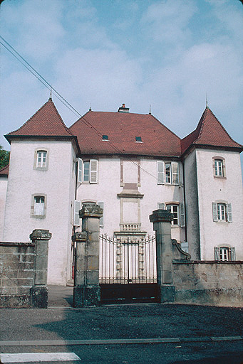 Entrée de la cour à l'est.