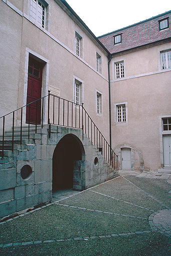 Entrée, dans la cour.