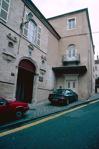 Entrée et chapelle à l'est.