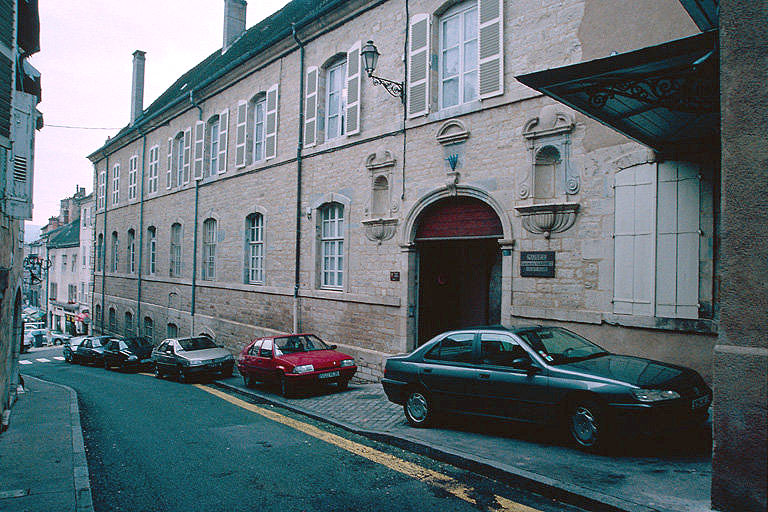 Façade sur la rue des Ursulines à l'est.